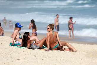 Grazi Massafera curtiu sábado de sol na praia do Pepino em São Conrado