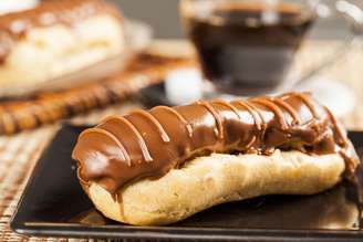 O éclair de chocolate é uma das opções mais populares do doce.