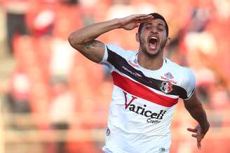 Bruno Moraes comemora segundo gol do Santa Cruz