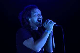 O vocalista Eddie Vedder, durante show em Porto Alegre (RS)