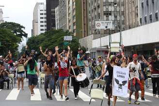 Estudantes realizam protesto contra a reorganização escolar na Avenida Brigadeiro Faria Lima, esquina com Avenida Rebouças, em Pinheiros, em São Paulo (SP), na manhã desta quinta-feira (3).