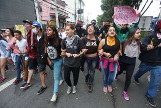 Protesto contra a reorganização escolar fechou a rua Alvarenga, em frente ao Portão 1 da USP, em São Paulo (SP).