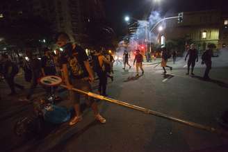 Manifestantes na avenida 9 de Julho durante Protesto de estudantes da rede estadual de ensino contra o fechamento das escolas na cidade de São Paulo.