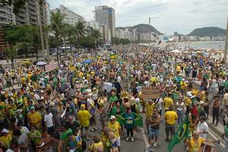 Protesto pede o impeachment da presidente do Brasil, Dilma Rousseff, em Copacabana no Rio de Janeiro, RJ, neste domingo (13). 