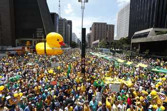 Protesto pede o impeachment da presidente do Brasil, Dilma Rousseff, na Avenida Paulista em São Paulo, SP, neste domingo (13).