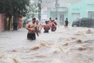 Alagamento na avenida Água Fria, zona norte de São Paulo (SP), na tarde desta sexta-feira (25).