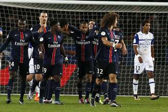 Jogadores do Paris Saint-Germain comemoram gol de Thiago Silva