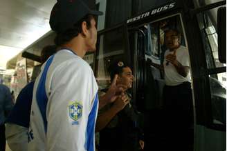 Benecy Queiroz (na porta do ônibus) é supervisor de futebol do Cruzeiro