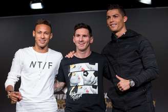Em coletiva antes de cerimônia, Neymar exaltou o desempenho de Messi e Cristiano Ronaldo