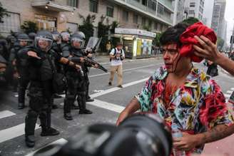 Homem fica ferido durante confronto em protesto do Movimento Passe Livre (MPL) contra o aumento da tarifa do transporte em São Paulo
