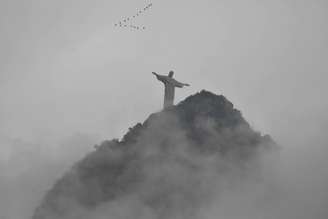 Nuvens encobrem o Cristo Redentor no Rio de Janeiro