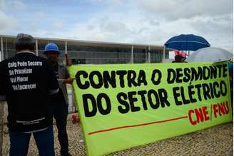 Manifestantes fazem ato contra a privatização do setor elétrico na Praça dos Três Poderes, em frente ao Palácio do Planalto 