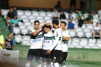 Kleber , do Coritiba, comemora o quarto gol contra o FC Cascavel, durante partida válida pela primeira rodada do Campeonato Paranaense, realizada no Estadio Couto Pereira
