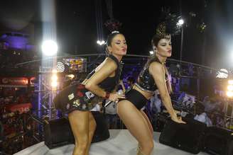 Claudia Leitte e Mari Antunes, do Babado Novo, dançaram juntas no Carnaval de Salvador na última sexta (5)