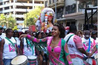 Blocos de rua tradicionais, como Cacique de Ramos e Bafo da Onça, entre outros, desfilam no centro do Rio e reclamam falta de apoio da prefeitura e da Riotur      