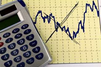 A projeção para a retração da indústria passou de 5,8%, em março, para 4,6%.