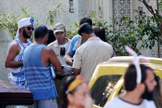 Dois homens são multados pela Guarda Municipal por urinar em rua do Bairro de Botafogo, Zona Sul do Rio de Janeiro (RJ), durante a passagem do bloco de Segunda, na tarde desta segunda-feira (8).