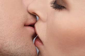 A sífilis também pode ser passada através da saliva, ou seja, beijar alguém que tem sífilis pode ser um perigo  