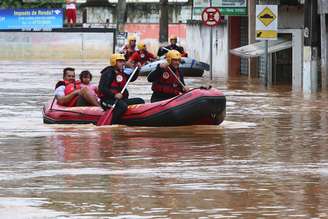 Chuva provoca alagamento na cidade de Itapevi, na Grande São Paulo, na manhã desta sexta-feira (11)