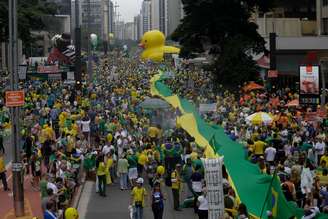 Protesto contra o governo Dilma Rousseff (PT) na Avenida Paulista em São Paulo, SP, neste domingo (13)