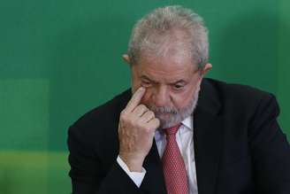 Lula foi denunciado por corrupção passiva e lavagem de dinheiro no caso do triplex no Guarujá; defesa do ex-presidente classifica acusação de 'espetáculo judicial e midiático'