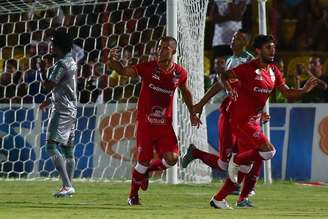 Jogadores do Audax comemoram um dos gols da vitória de 2 x 1 sobre o Palmeiras, em Osasco (SP)