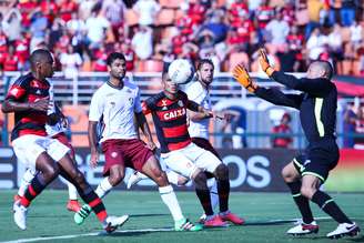 Diego Cavalieri faz defesa em lance de ataque do Flamengo