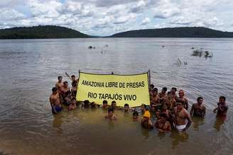 Ativistas e indígenas Munduruku durante protesto no Rio Tapajós