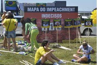 Painéis instalados pelo Vem pra Rua em frente ao Congresso mostram número de parlamentares contrários e favoráveis ao impeachment, assim como de indecisos