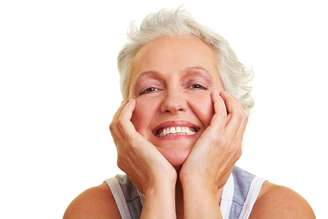 “O idoso pode e deve realizar um clareamento dental para ajudar a minimizar os desagradáveis sinais da idade", diz a especialista