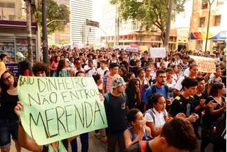 Estudantes protestam contra fraude na compra de merenda escolar em São Paulo 