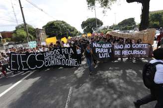 Dezenas de estudantes de escolas técnicas fazem um protesto na manhã desta quarta-feira (20) contra a falta de merenda, bloqueando uma das pistas da Avenida Tiradentes, centro de São Paulo (SP).
