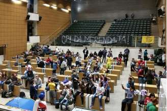 Estudantes que ocuparam a Assembleia Legislativa do Estado de São Paulo (Alesp) pedem que uma CPI investigue fraudes na merenda escolar do Estado