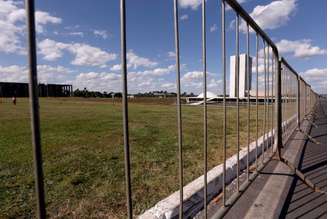 Brasília - Preparativos na Esplanada para receber manifestantes favoráveis e contrários ao impeachment, durante votação do relatório do senador Antonio Anastasia no plenário do Senado 