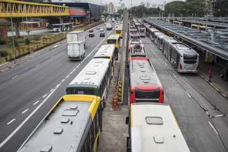 Motoristas e cobradores de ônibus fazem paralisação no Terminal Parque Dom Pedro ll, em São Paulo