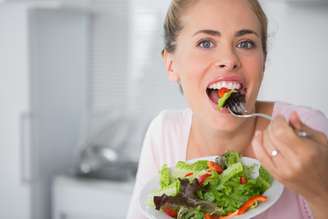 Quando a saliva se encontra reduzida ou mais viscosa do que o normal, aumenta a possibilidade de se criar uma barreira na língua que dificulta o contato dos alimentos com as papilas gustativas