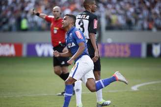Alisson, do Cruzeiro, comemora o primeiro gol no clássico mineiro, o de empate em 1 x 1
