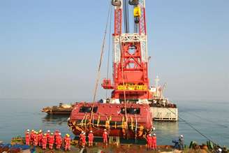 Estatal Shanghai Salvage, da China, erguem proa da balsa Sewol. A balsa de 6.825 toneladas afundou em 16 de abril de 2014, matando 304 pessoas, a maioria dos quais eram estudantes do ensino médio em uma excursão escolar.