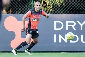 Lateral-esquerdo fica à disposição do técnico Marcelo Oliveira para o duelo desta quarta-feira, justamente diante do Corinthians, seu último clube no Brasil