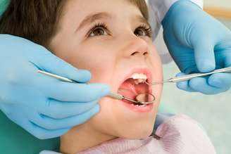 Segundo a Associação Brasileira de Odontopediatria, as visitas ao dentista devem começar a acontecer o mais cedo possível, de preferência a partir dos seis meses de vida 