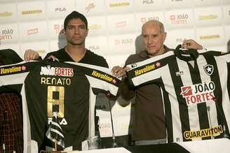
                        
                        
                    Renato foi apresentado como grande contratação, sob as bênçãos de Gerson (Foto: Paulo Sérgio/Lancepress)