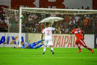 
                        
                        
                    Martin Silva defendeu uma penalidade e garantiu a vitória do Vasco (Foto: Pei Fon/Lancepress!)