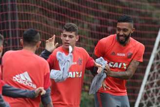 
                        
                        
                    César Martins em momento de descontração com jovens do Flamengo (Gilvan de Souza / Flamengo)