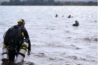 Estudntes de mergulho do DF participaramm da ação de limpeza do Lago Paranoá