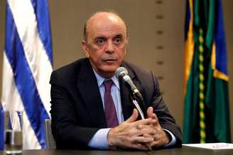 José Serra fala durante coletiva de imprensa em Montevidéu