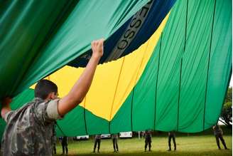 O Brasil adotou oficialmente a atual Bandeira Nacional em 19 de novembro de 1889, substituindo a Bandeira do Império do Brasil. O verde representava a Casa de Bragança de Pedro I, o primeiro imperador do Brasil, enquanto o ouro representava a Casa de Habsburgo