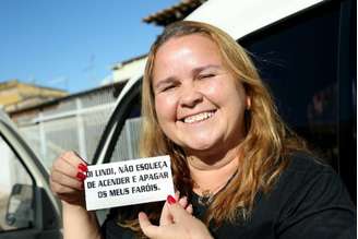 Brasília - Lindi Silva fez adesivo para lembrar de acender o farol de seu carro