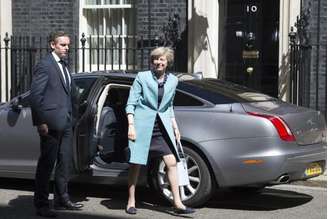 A nova primeira-ministra inglesa Theresa May chega à residência oficial nº 10 Downing Street. Hoje ela continua a compor seu governo, após assumir o cargo de premier no lugar de David Cameron