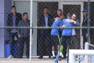 Tite abraçou Neymar em visita à Granja Comary na última quarta (Foto: Lucas Figueiredo / MoWA Press)