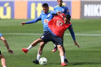 Neymar e Gabriel Jesus disputam bola durante treino da Seleção Brasileira Olímpica, na Granja Comary